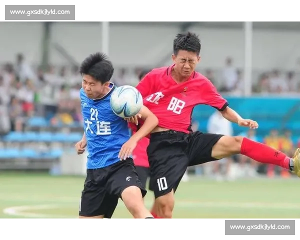 绿茵场上的激烈对抗与精彩瞬间全景回顾 绿茵场上的激烈对抗与精彩瞬间全景回顾